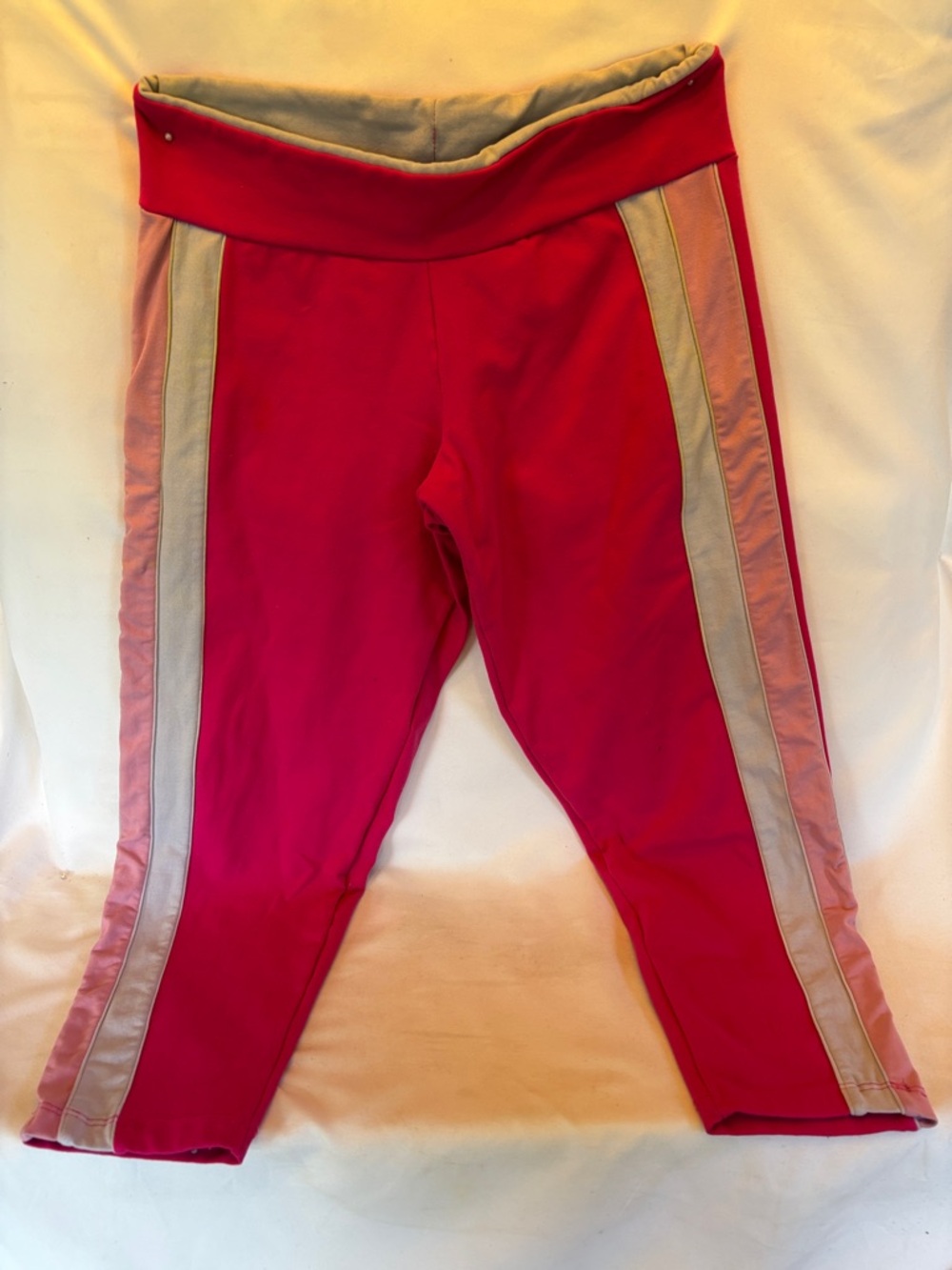 GENTLY WORN WOMEN’S HOT PINK CAPRI LEGGINGS WITH CONTRASTING SIDE STRIPES - Picture 5 of 12